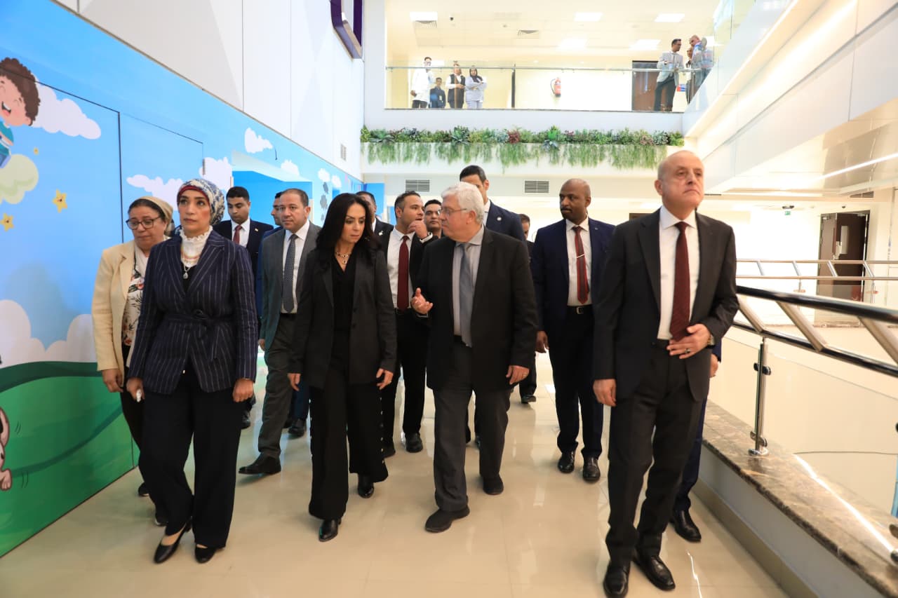 وزير التعليم العالي يوقّع شراكة أكاديمية وعلاجية بالصعيد