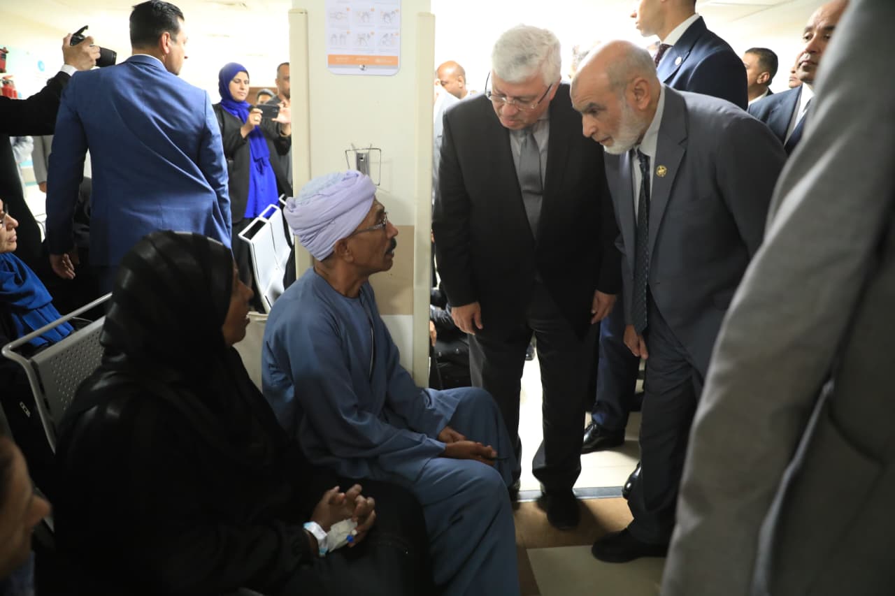 وزير التعليم العالي يوقّع شراكة أكاديمية وعلاجية بالصعيد