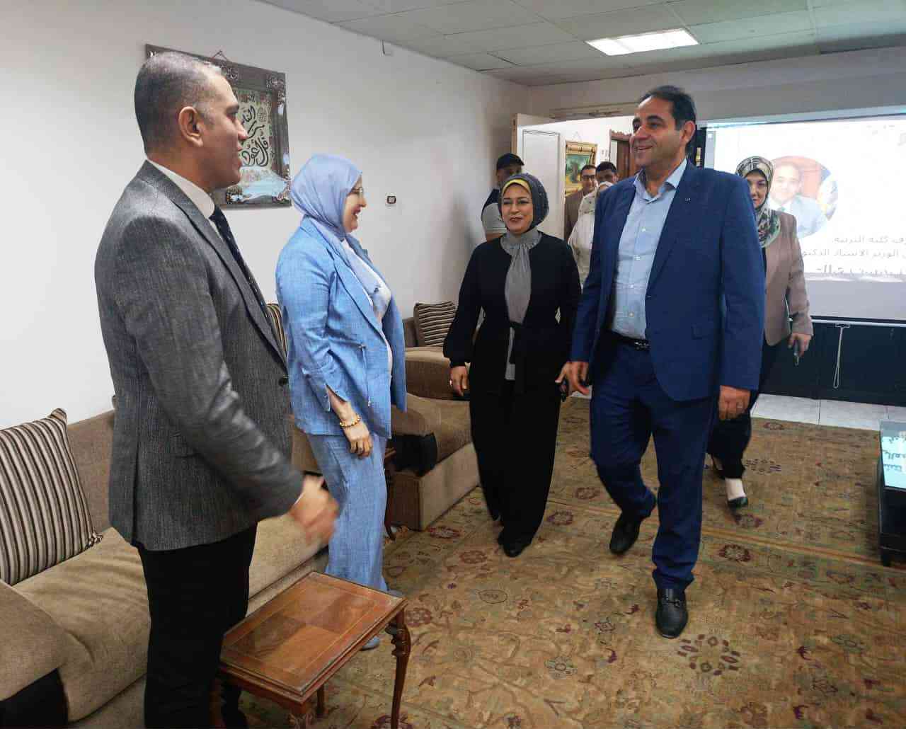 رئيس جامعة بورسعيد خلال خلال ترأسه لاجتماع مجلس كليتى التربية والهندسة