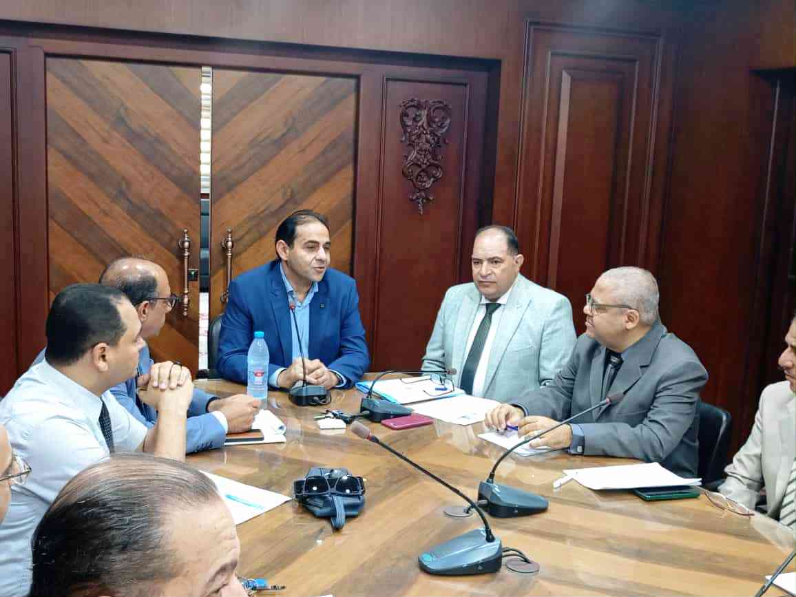 رئيس جامعة بورسعيد خلال خلال ترأسه لاجتماع مجلس كليتى التربية والهندسة