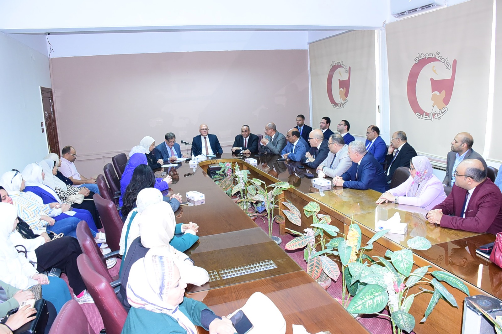 جامعة سوهاج تحتفل بتجديد اعتماد كلية الطب