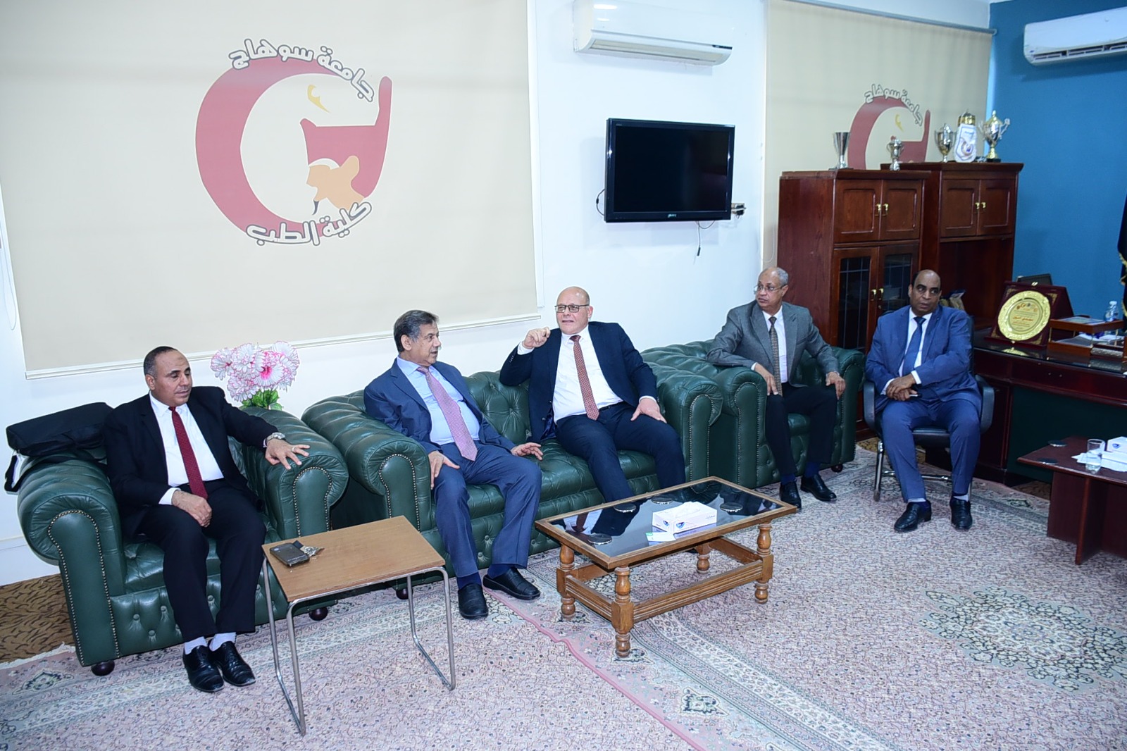 جامعة سوهاج تحتفل بتجديد اعتماد كلية الطب