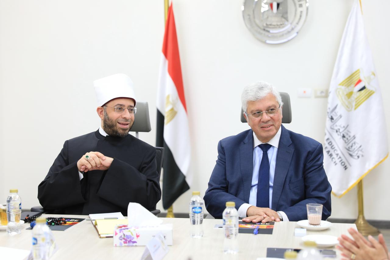 وزير التعليم العالي يبحث مع وزير الأوقاف تعزيز التعاون عبر بنك المعرفة المصري