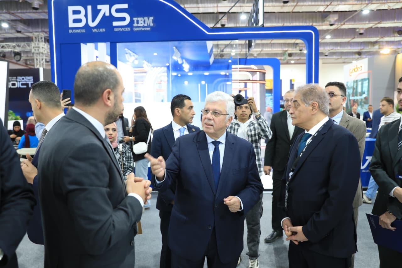 وزير التعليم العالي يتفقد معرض Cairo ICT 2025
