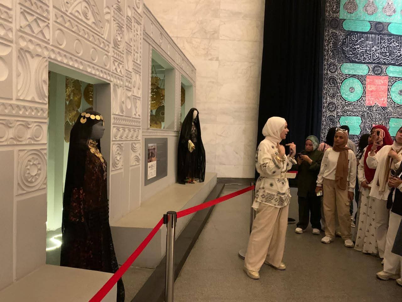 زيارة طلاب جامعة حلوان التكنولوجية الدولية للمتحف القومي للحضارة المصرية