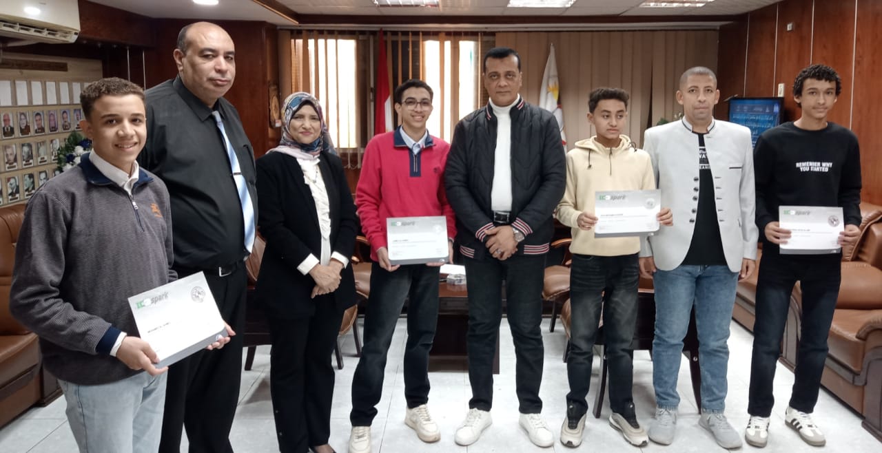 تعليم سوهاج يمنح الطلاب والمعلمين شهادة البرنامج الدولى لعلوم الحاسب الالي وتطبيقات الإنترنت