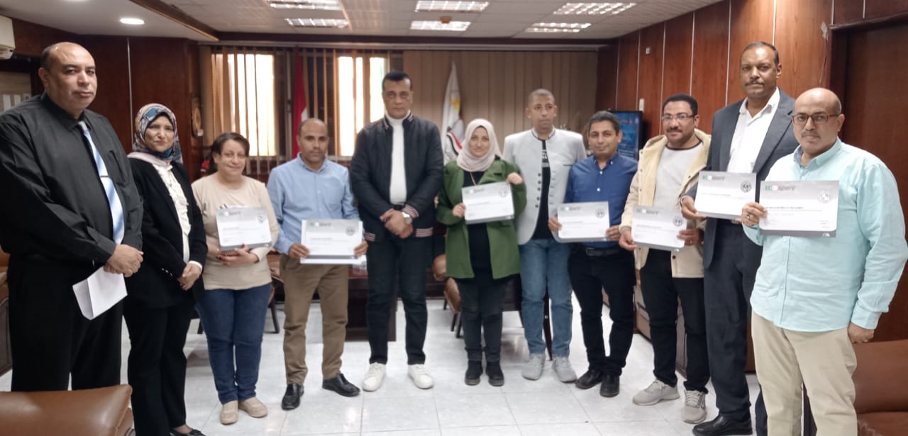 تعليم سوهاج يمنح الطلاب والمعلمين شهادة البرنامج الدولى لعلوم الحاسب الالي وتطبيقات الإنترنت