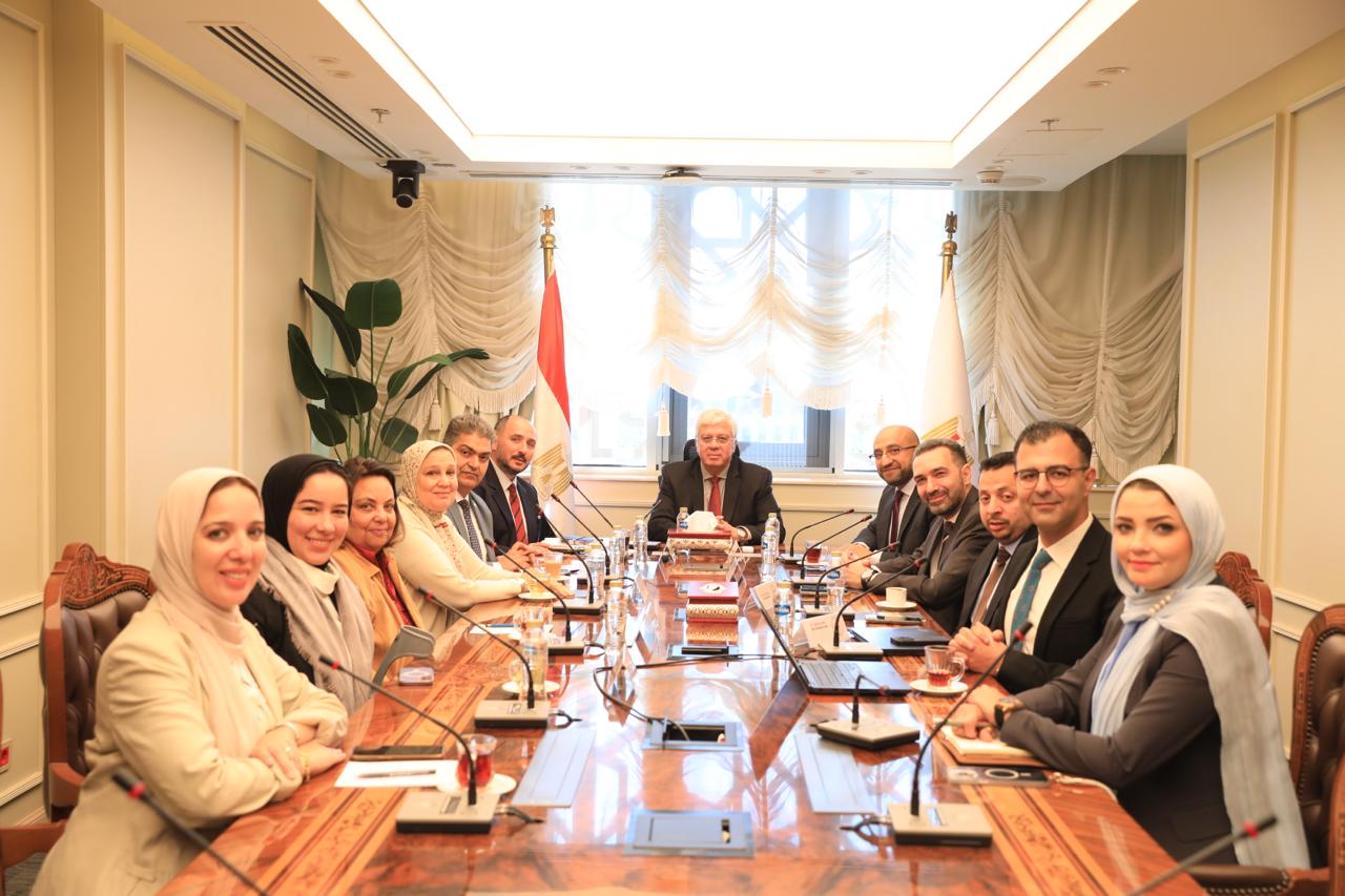 وزير التعليم العالي يجتمع بوفد 