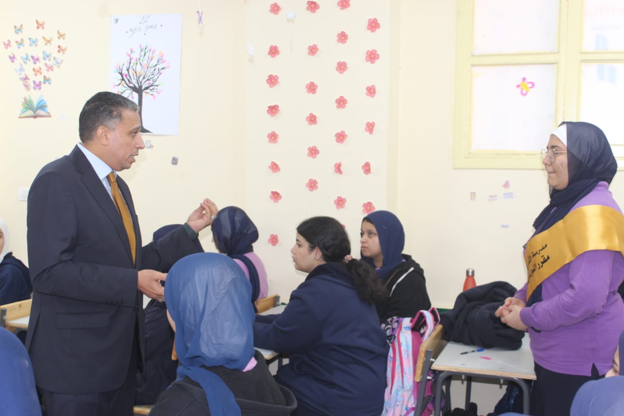 عطية يتفقد مدارس بولاق الدكرور مجددًا للتأكد من تحقيق الانضباط المدرسي 