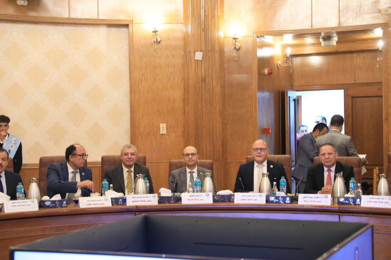 رئيس جامعة سوهاج يشارك في اجتماع المجلس الأعلى للجامعات