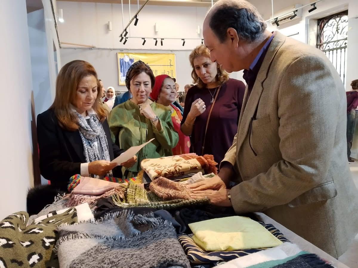 جامعة حلوان تطلق معرضًا خيريًا يدعم طلاب وعاملي كلية الفنون التطبيقية