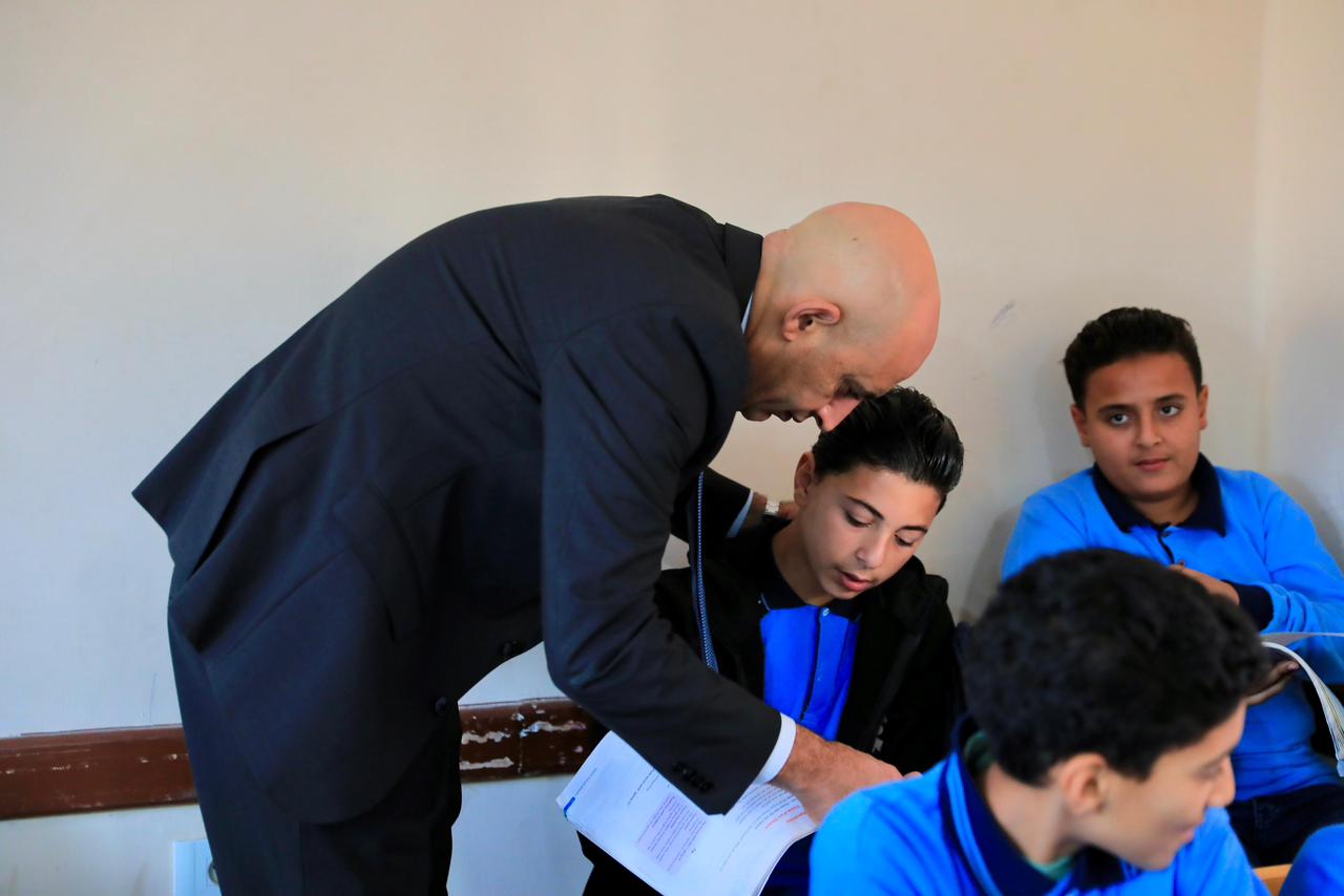 وزير التربية والتعليم يتابع التحصيل الدراسي والانضباط