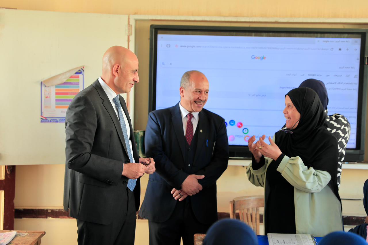 وزير التربية والتعليم يتابع التحصيل الدراسي والانضباط