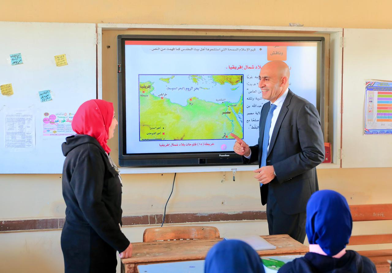 وزير التربية والتعليم يتابع التحصيل الدراسي والانضباط