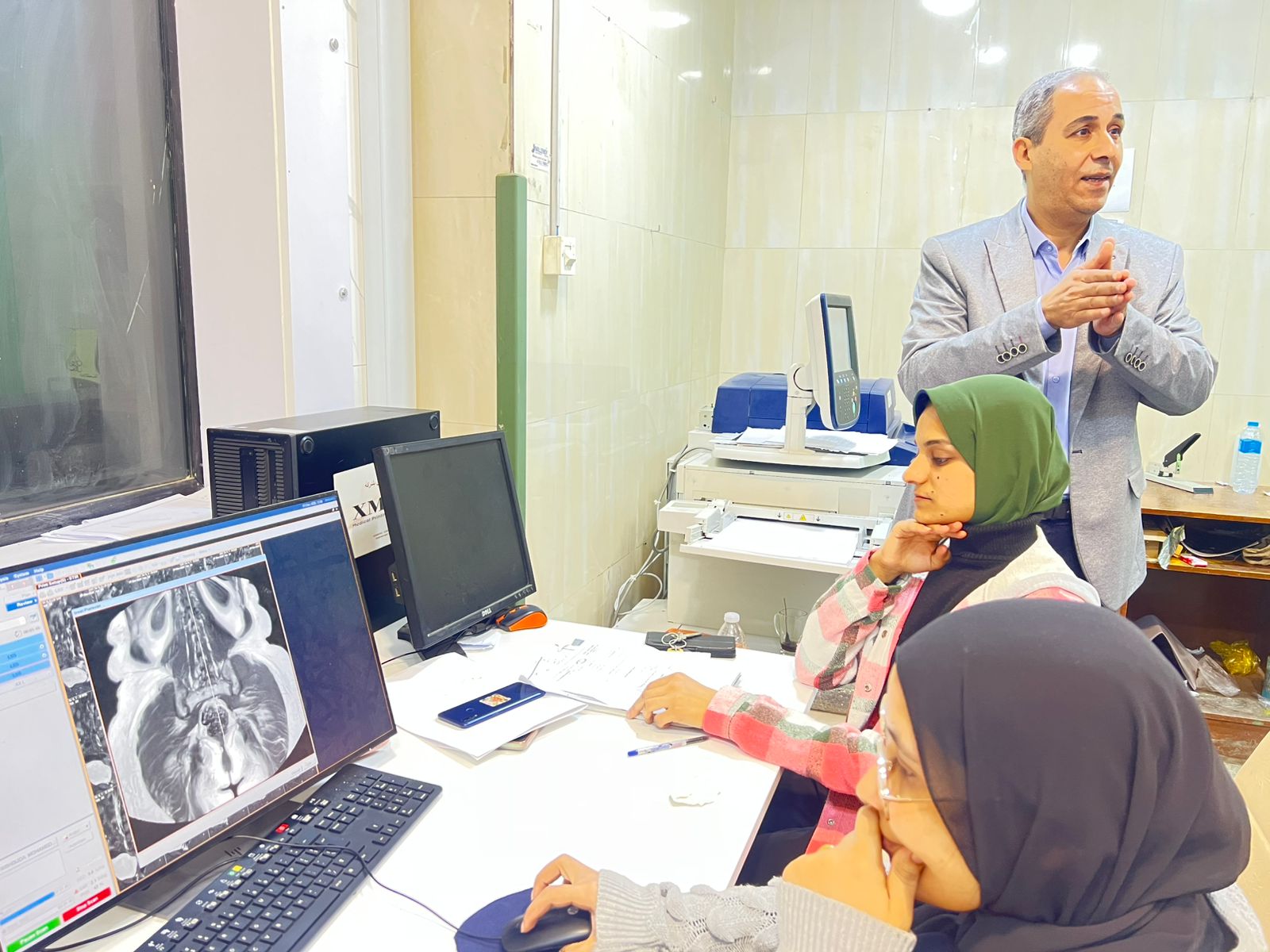 جامعة سوهاج الأهلية تدرب طلاب الأشعة عمليًا داخل المستشفى الجامعي