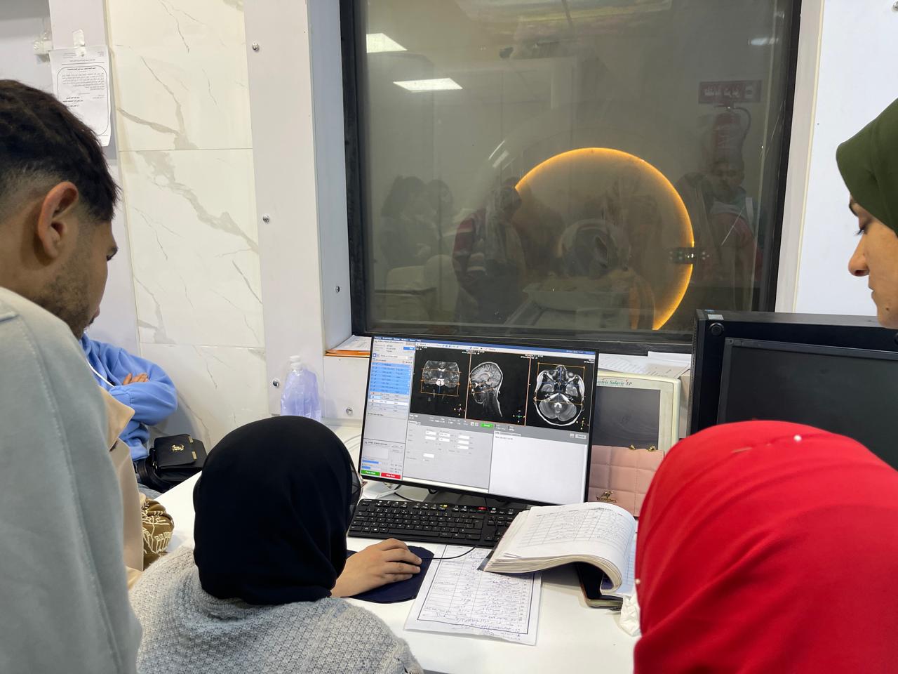 جامعة سوهاج الأهلية تدرب طلاب الأشعة عمليًا داخل المستشفى الجامعي