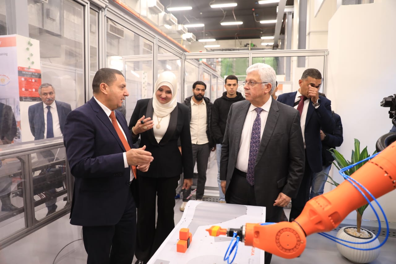 وزير التعليم العالي يطلق رؤية جديدة لمعهد بحوث الإلكترونيات 