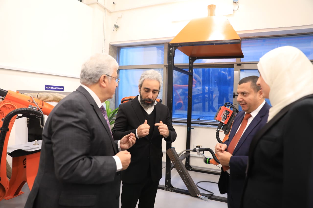 وزير التعليم العالي يطلق رؤية جديدة لمعهد بحوث الإلكترونيات 