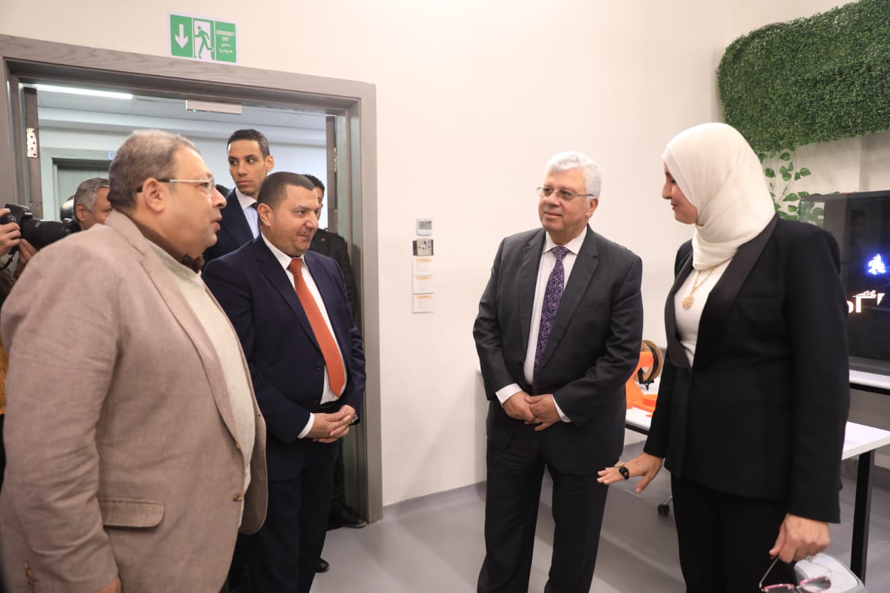 وزير التعليم العالي يطلق رؤية جديدة لمعهد بحوث الإلكترونيات 