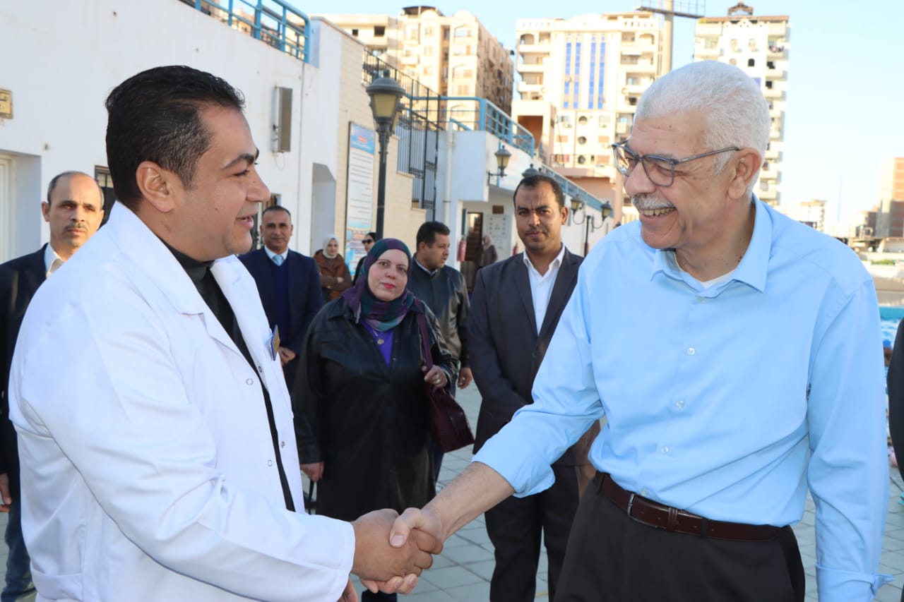 رئيس جامعة المنوفية يتفقد المجمع الأوليمبي للسباحة ويطور الأنشطة الرياضية