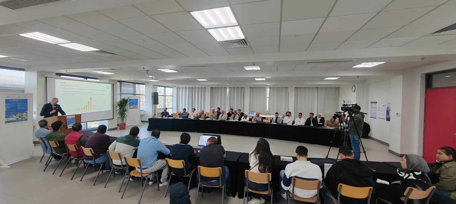 ندوة علمية بالجامعة الألمانية بالقاهرة حول الطاقة الكهروضوئية والتنقل الكهربائي