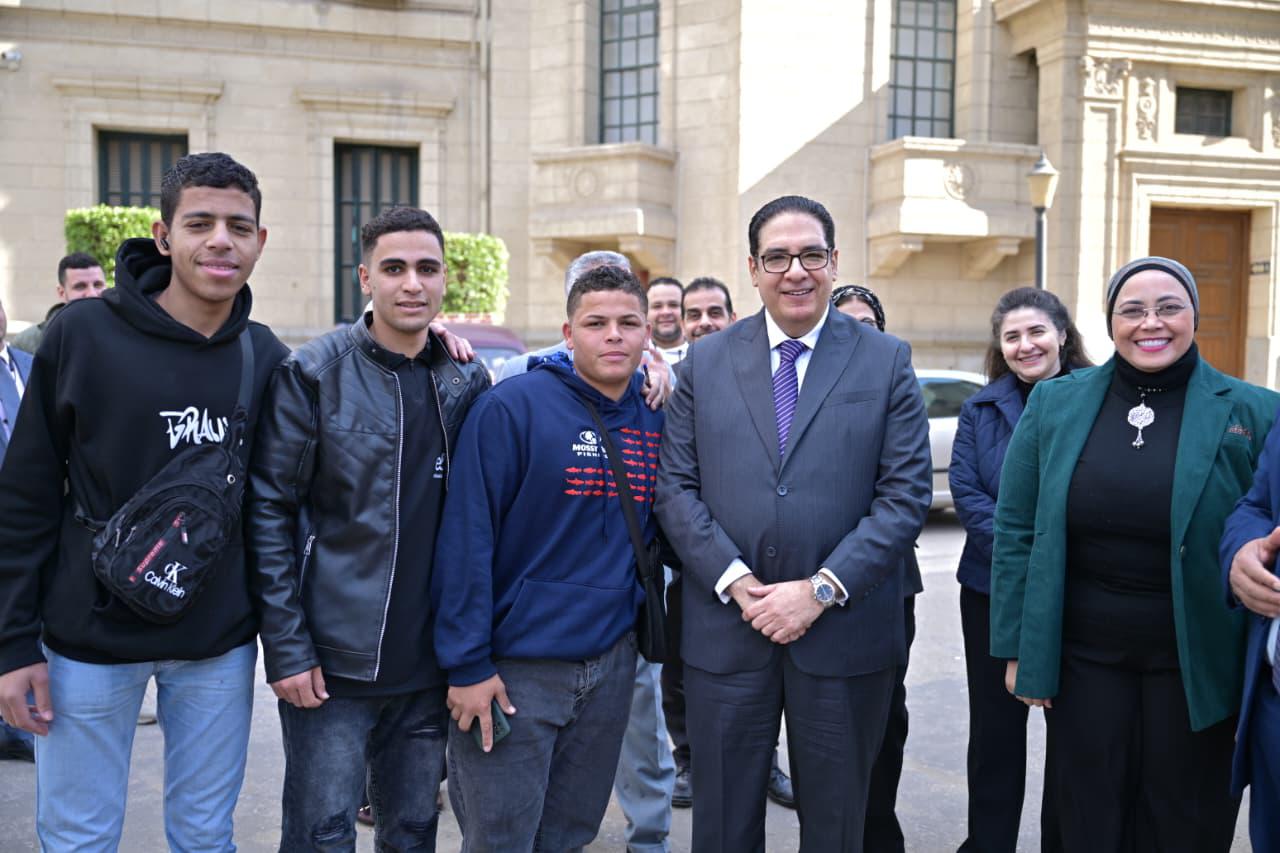 رئيس جامعة القاهرة يتفقد سير امتحانات الفصل الدراسي الأول