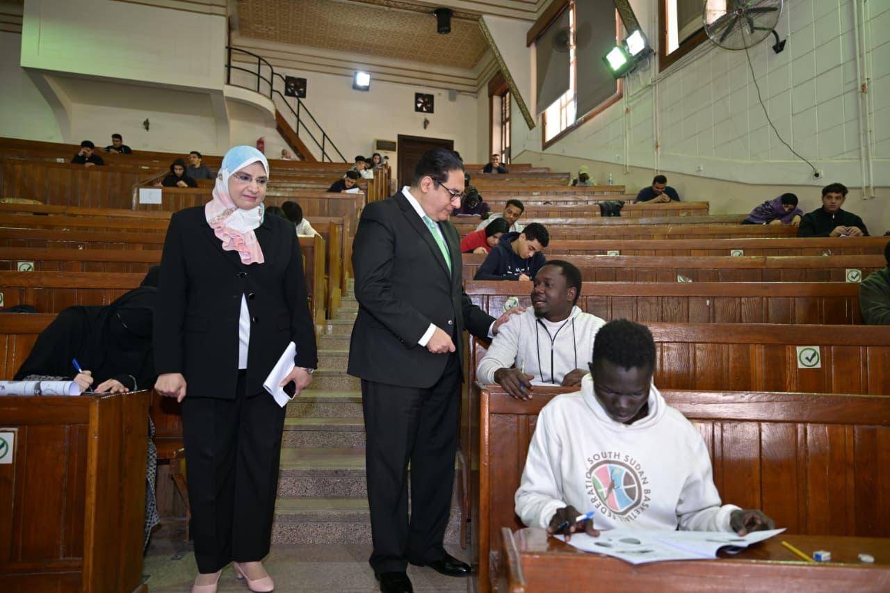 رئيس جامعة القاهرة يتفقد سير امتحانات الفصل الدراسي الأول