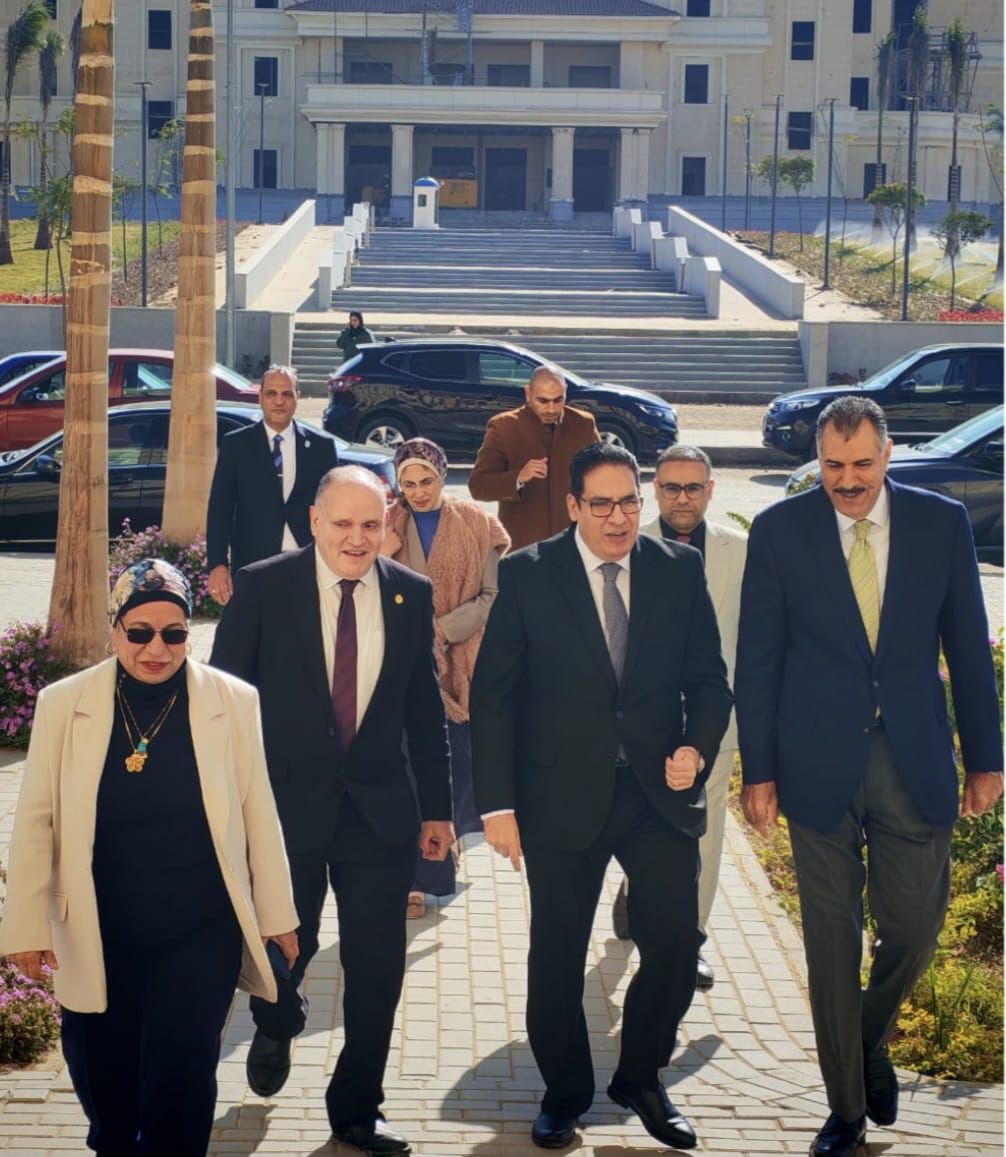 رئيس جامعة القاهرة الأهلية يتابع امتحانات نصف العام