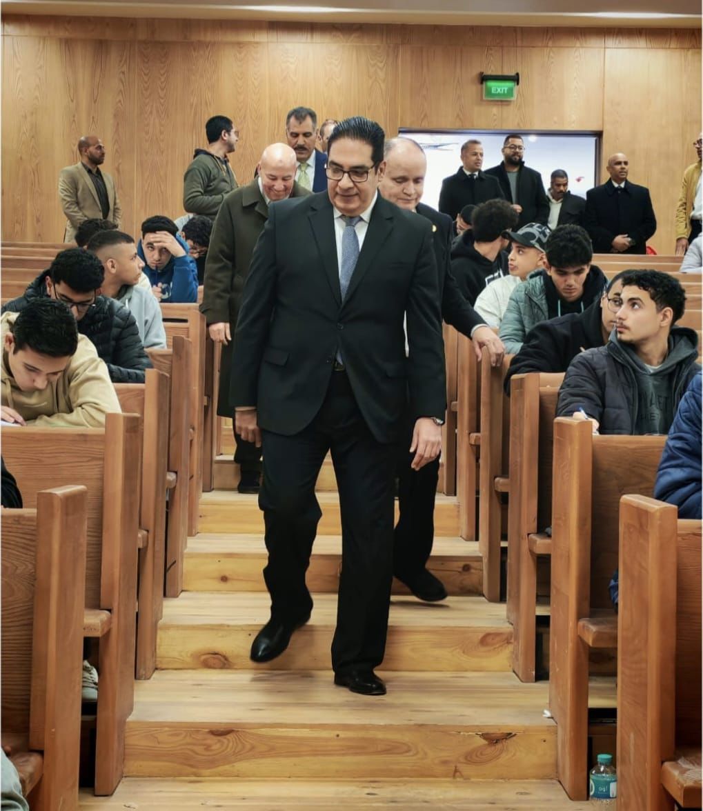 رئيس جامعة القاهرة الأهلية يتابع امتحانات نصف العام