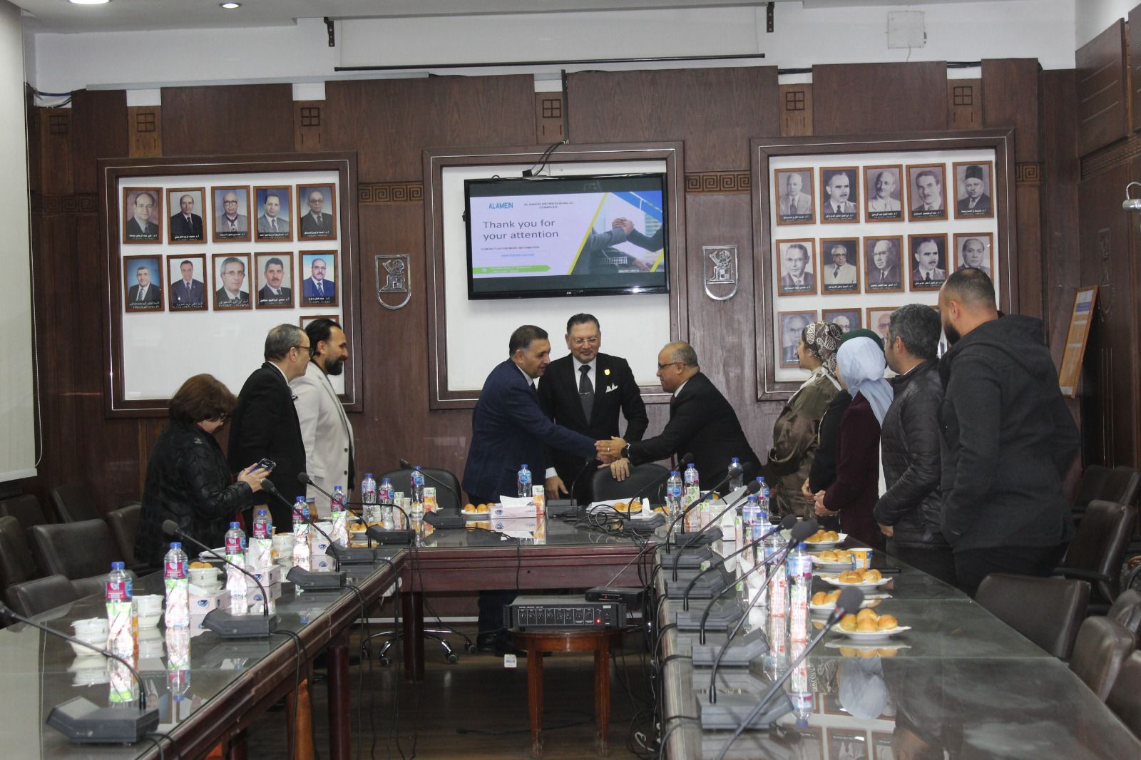 جامعة القاهرة تطلق مشروع تحويل المخلفات البلاستيكية إلى طاقة