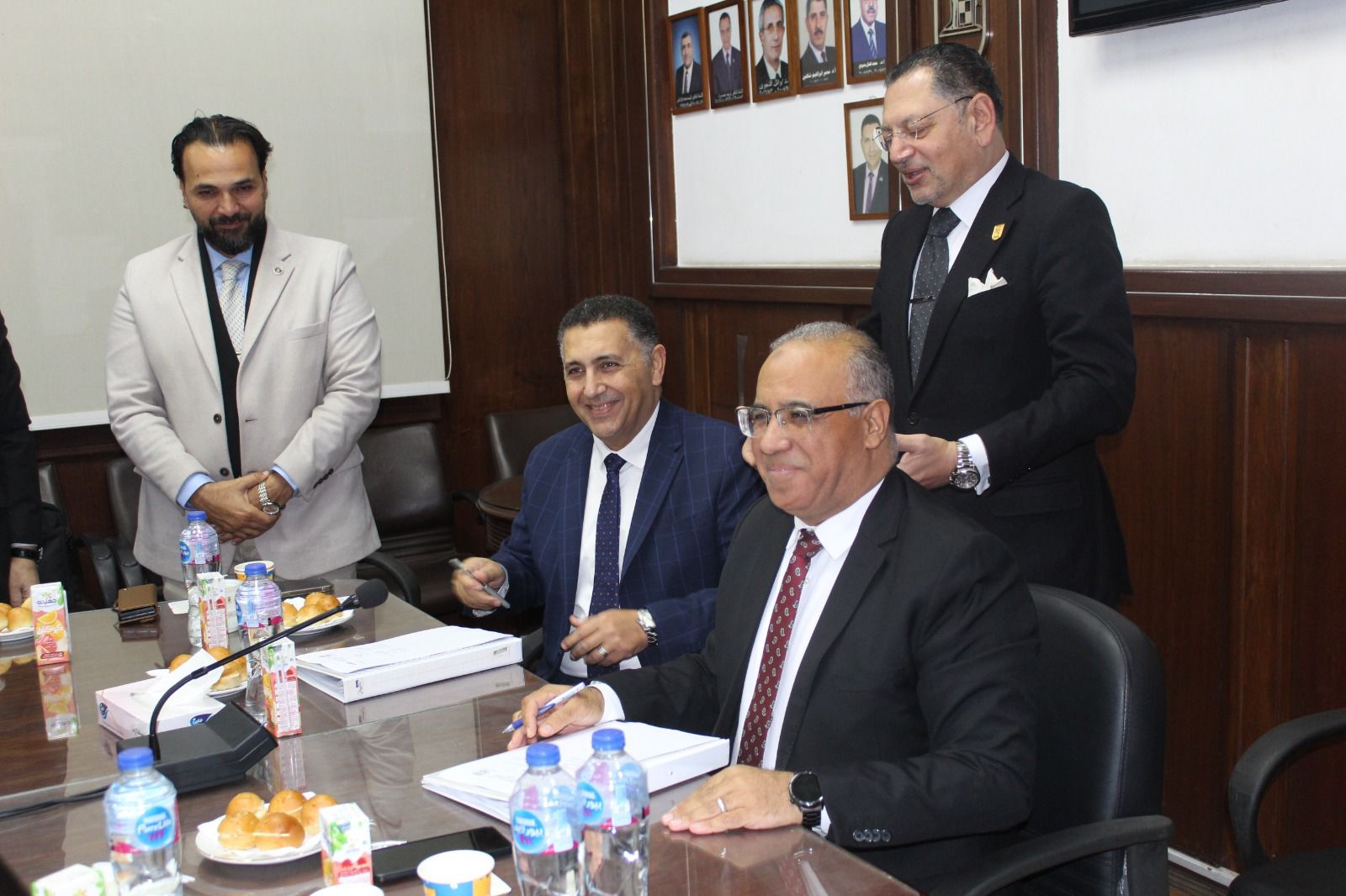 جامعة القاهرة تطلق مشروع تحويل المخلفات البلاستيكية إلى طاقة