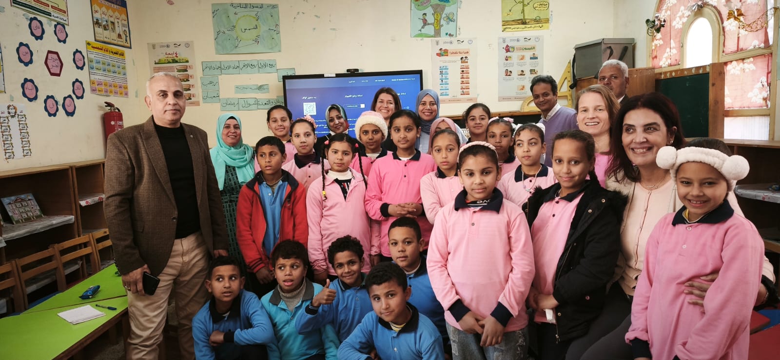 بنك التنمية الألماني وبرنامج الأغذية العالمي يتفقدان مدرسة بني وشاح المجتمعية بالمراغة