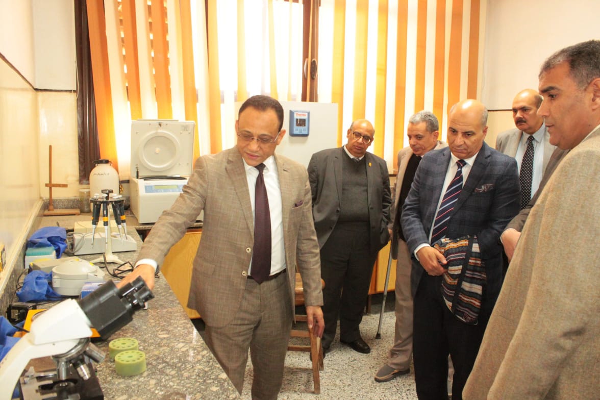 رئيس جامعة أسيوط يستقبل وفد المجلس الأعلى لتقييم معهد علوم المواد والنانوتكنولوجي