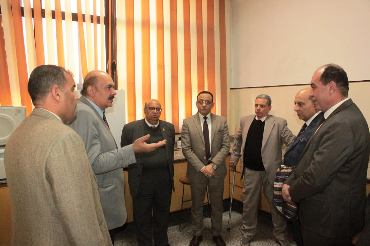 رئيس جامعة أسيوط يستقبل وفد المجلس الأعلى لتقييم معهد علوم المواد والنانوتكنولوجي