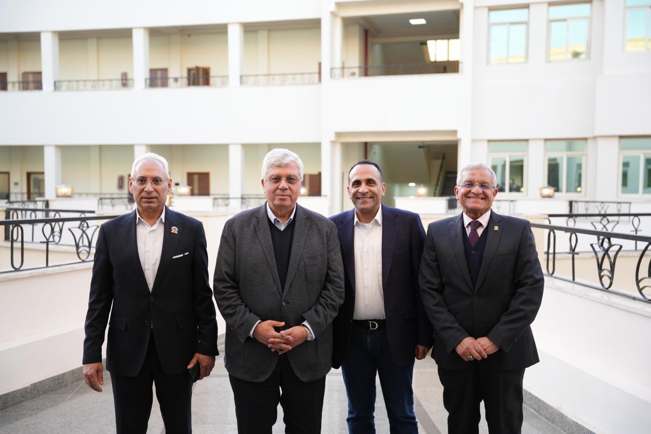وزير التعليم العالي يتفقد جامعة اللوتس بالمنيا