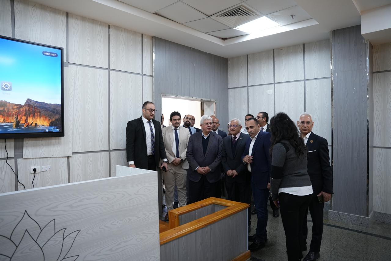 وزير التعليم العالي يتفقد جامعة اللوتس بالمنيا