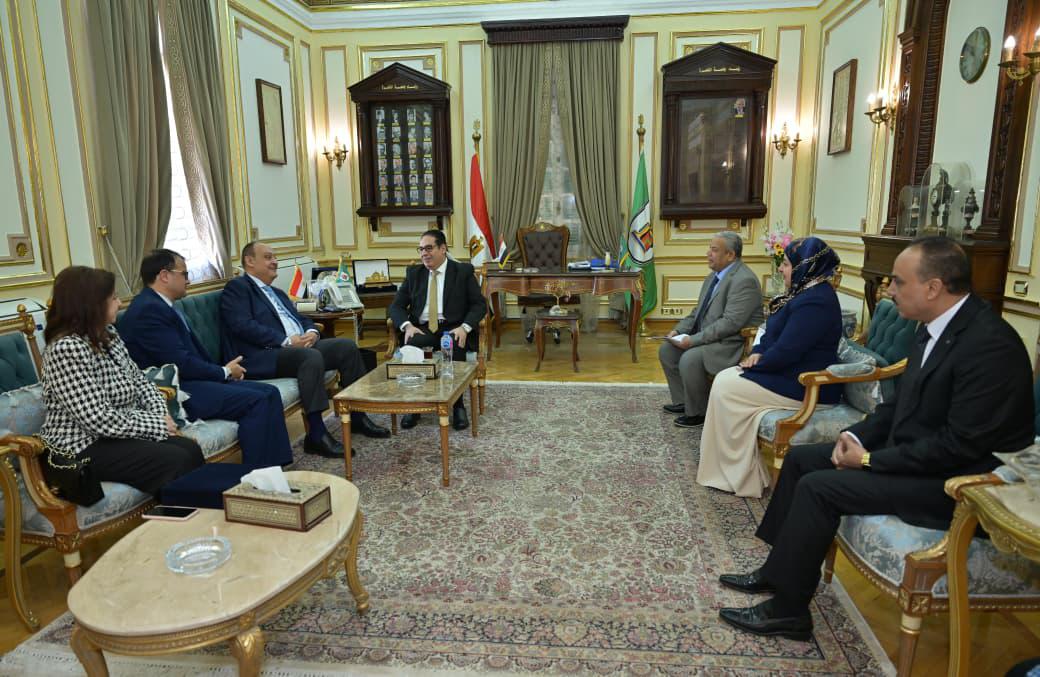رئيس جامعة القاهرة يستقبل وفد وزارة الخارجية المصرية للشئون الافريقية