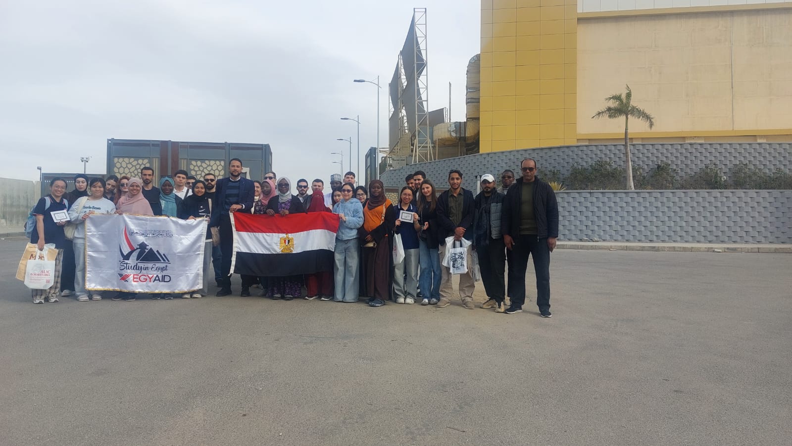 مشاركة واسعة للطلاب الوافدين في زيارة لمعرض القاهرة الدولي للكتاب