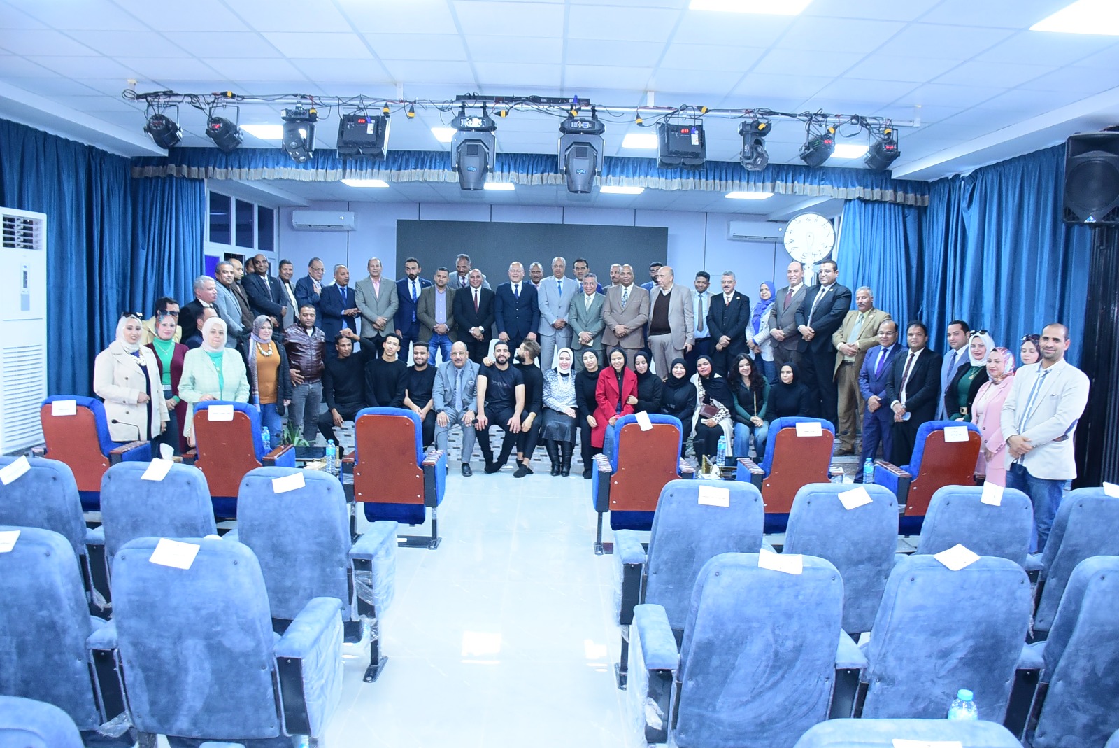 جامعة سوهاج تضيء خشبة المسرح الجديد بعروض طلابية مبتكرة لطلاب كلية التربية النوعية