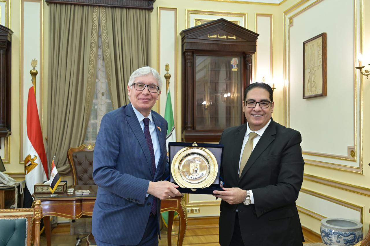 جامعة القاهرة تفتح آفاق تعاون علمي جديد مع جامعات بيرو في التعليم والبحث