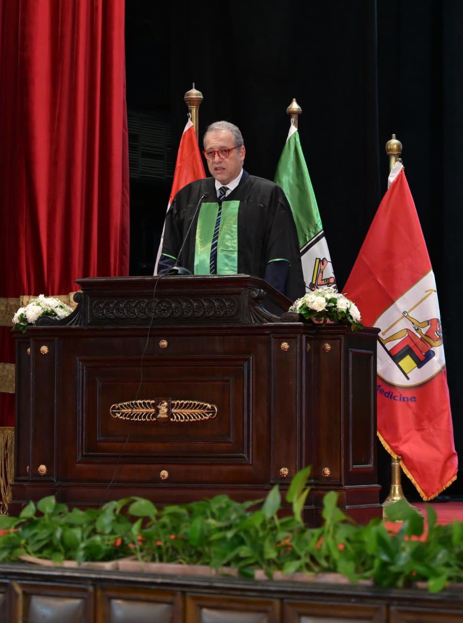 جامعة القاهرة تحتفل بتخريج الدفعة 192 من طب قصر العيني في احتفالية تاريخية