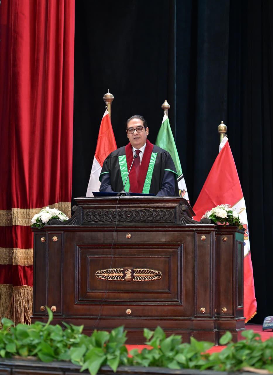 جامعة القاهرة تحتفل بتخريج الدفعة 192 من طب قصر العيني في احتفالية تاريخية