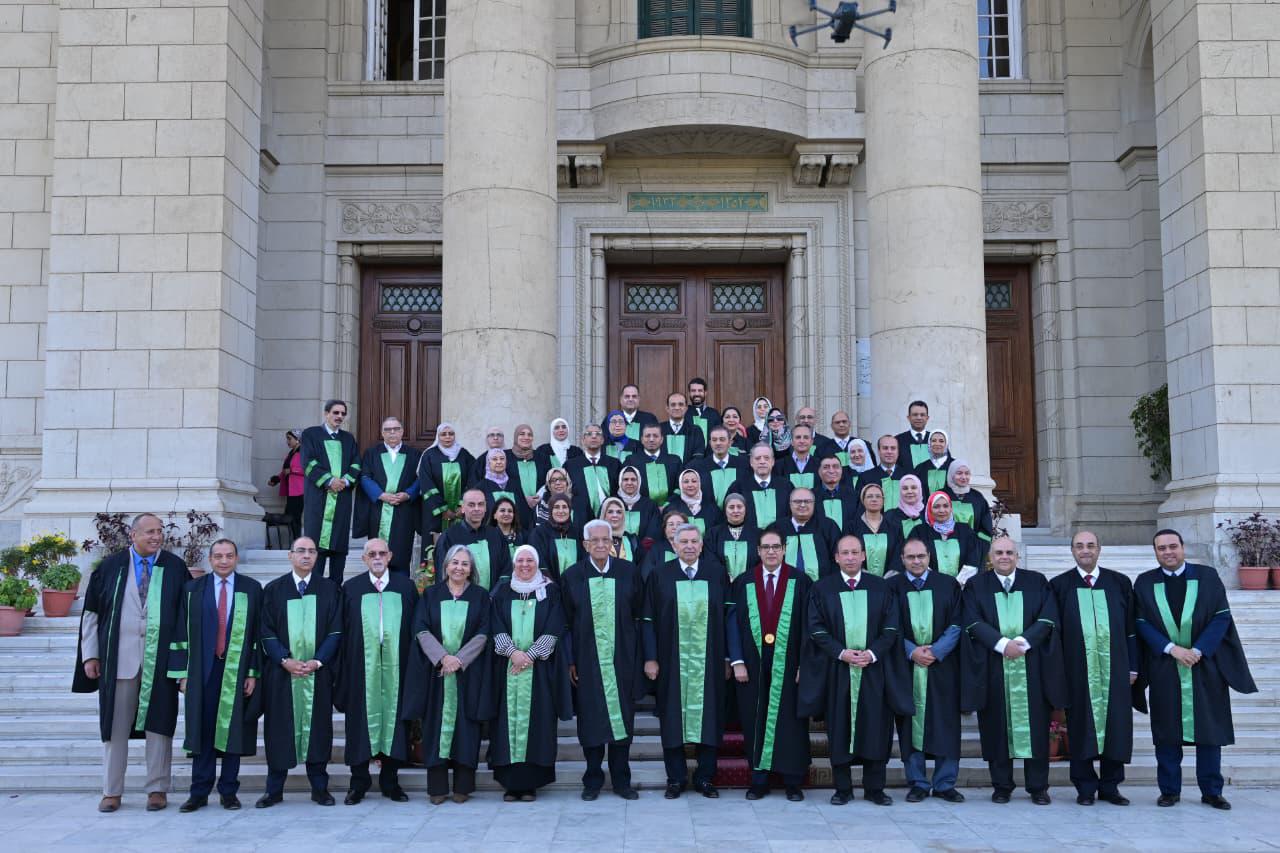 جامعة القاهرة تحتفل بتخريج الدفعة 192 من طب قصر العيني في احتفالية تاريخية