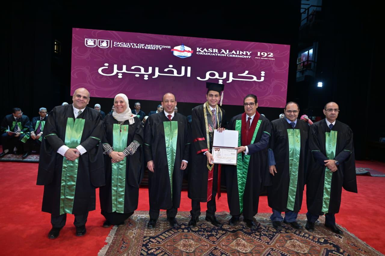 جامعة القاهرة تحتفل بتخريج الدفعة 192 من طب قصر العيني في احتفالية تاريخية