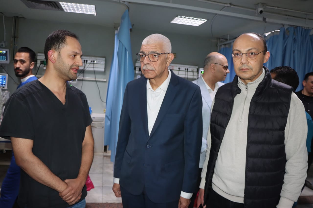 رئيس جامعة المنوفية يجرى جولة تفقدية ليلية بالمستشفيات الجامعية لمتابعة تقديم رعاية صحية متكاملة للمرضى