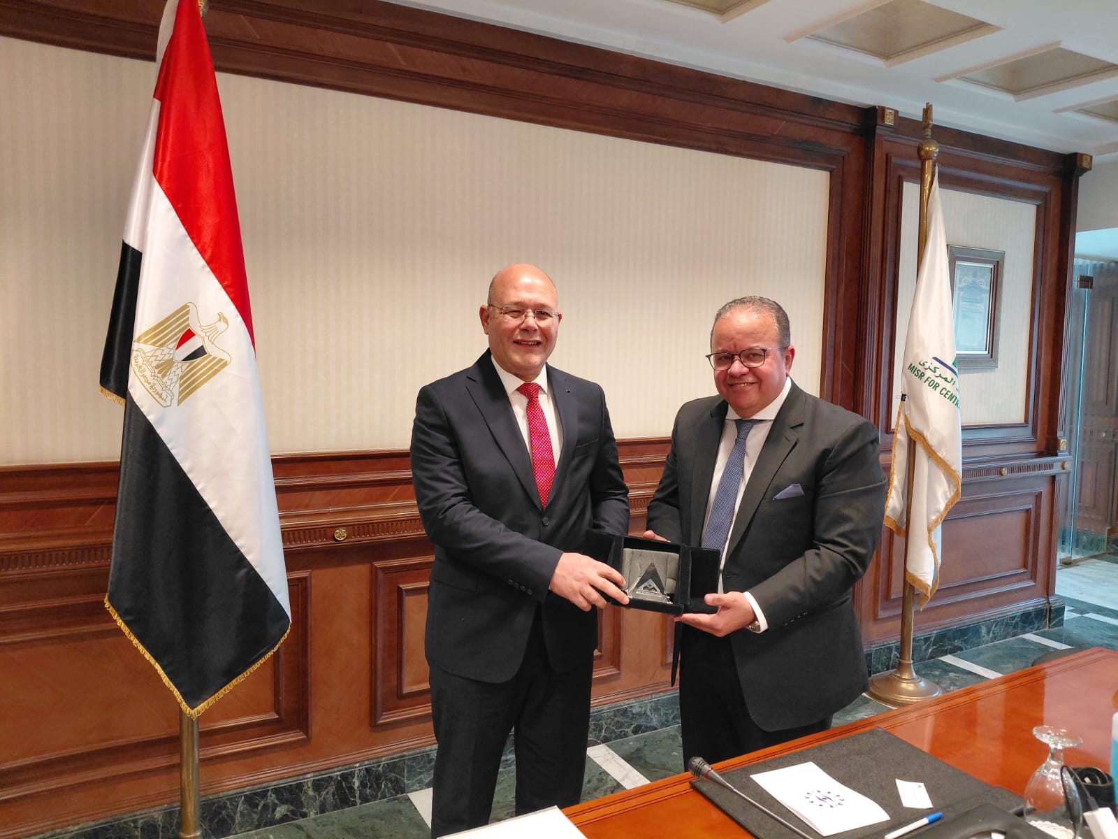 شركة مصر للمقاصة تدعم مستشفيات سوهاج الجامعية بمبلغ ٢.٥ مليون جنيه