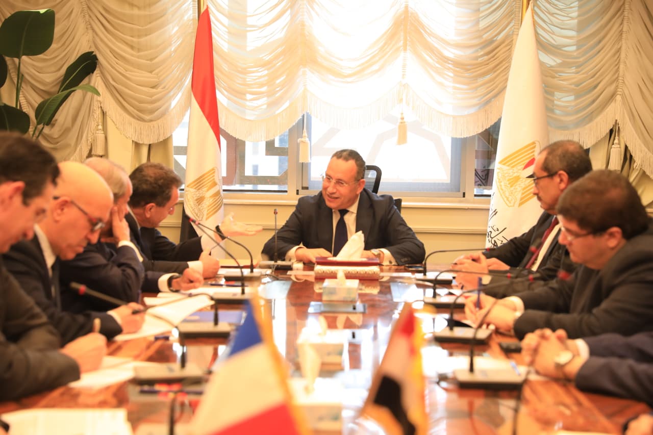 وزير التعليم العالي والسفير الفرنسي يبحثان تطورات إنشاء الحرم الجامعي الجديد للجامعة الفرنسية في مصر