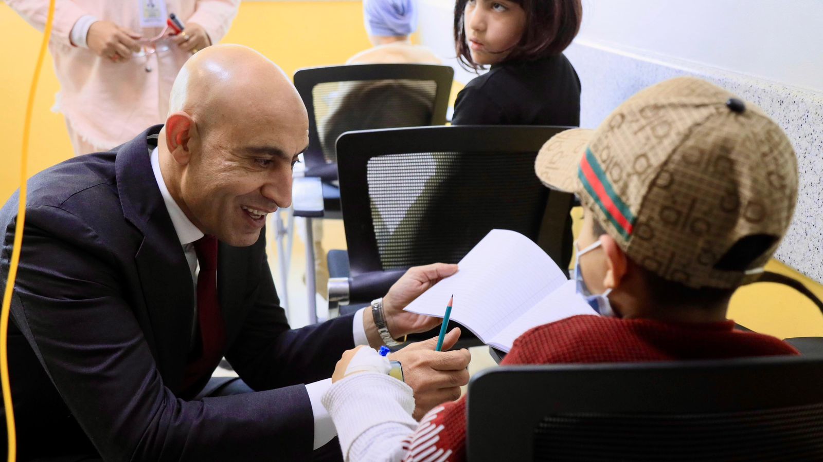 وزير التعليم يزور مستشفى 