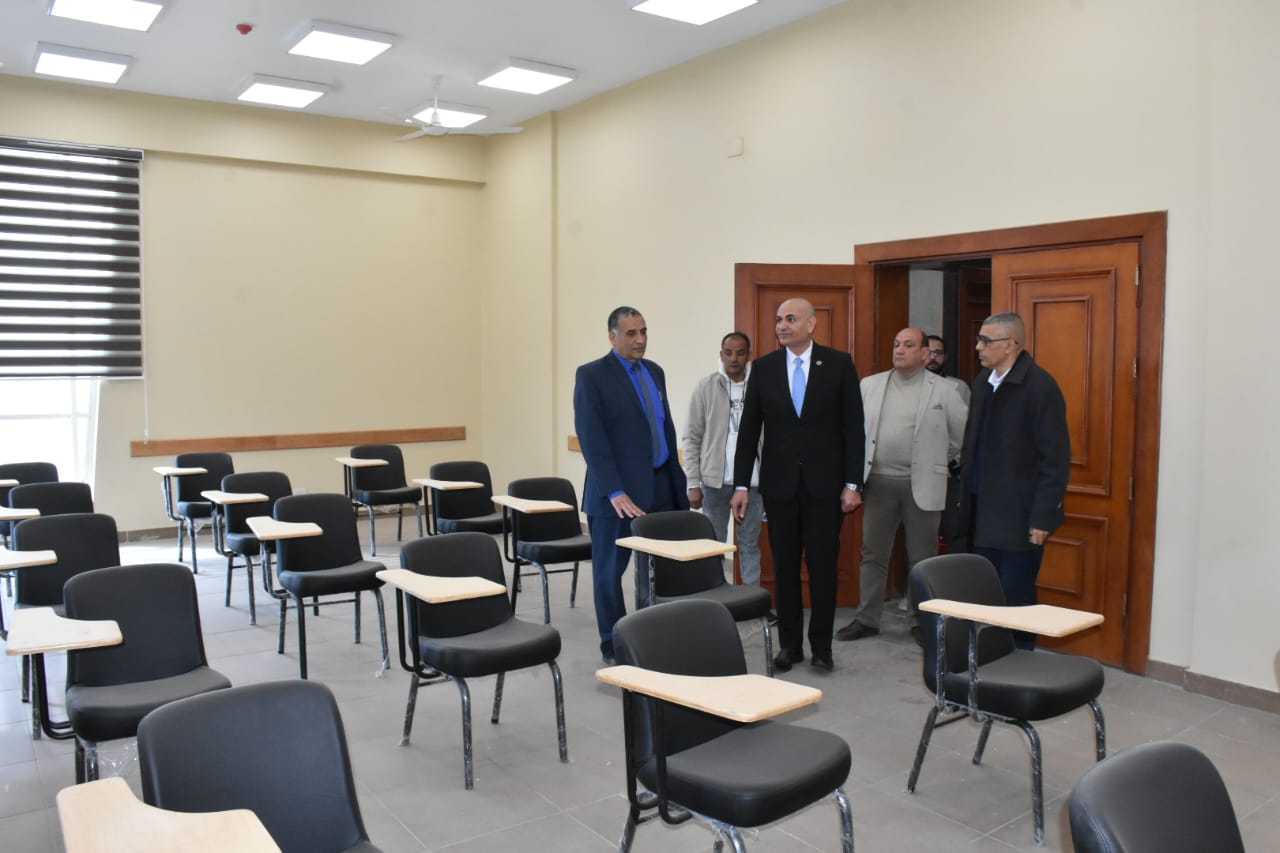 زيارة تفقدية مفاجئة داخل جامعة السادات قبل تشغيل كلية الهندسة