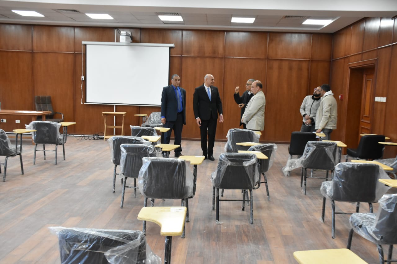 زيارة تفقدية مفاجئة داخل جامعة السادات قبل تشغيل كلية الهندسة